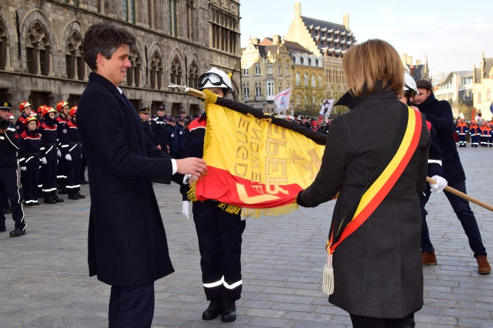 Overhandiging vlag