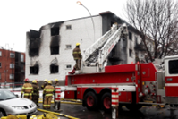 Montréal, 2006. Koude rookgassen liggen aan de basis van een predictiefout die een appartementsgebouw in vlammen laat opgaan. Een collega verliest het leven.