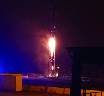 Afb. 5. In volle Corona-periode gaat ook in België een zendmast op in de vlammen. Pelt, 18 april 2020. Bron: www.hln.be/pelt/ vandalen-steken-mast-in-pelt-in-brand-maar-het-is-geen-5gmast~ a68364cc/169643473/