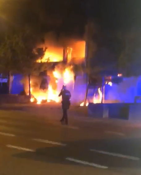Afb. 4. Zicht bij aankomst. Een uitslaande brand aan de voorkant van gebouw 3 van het complex.